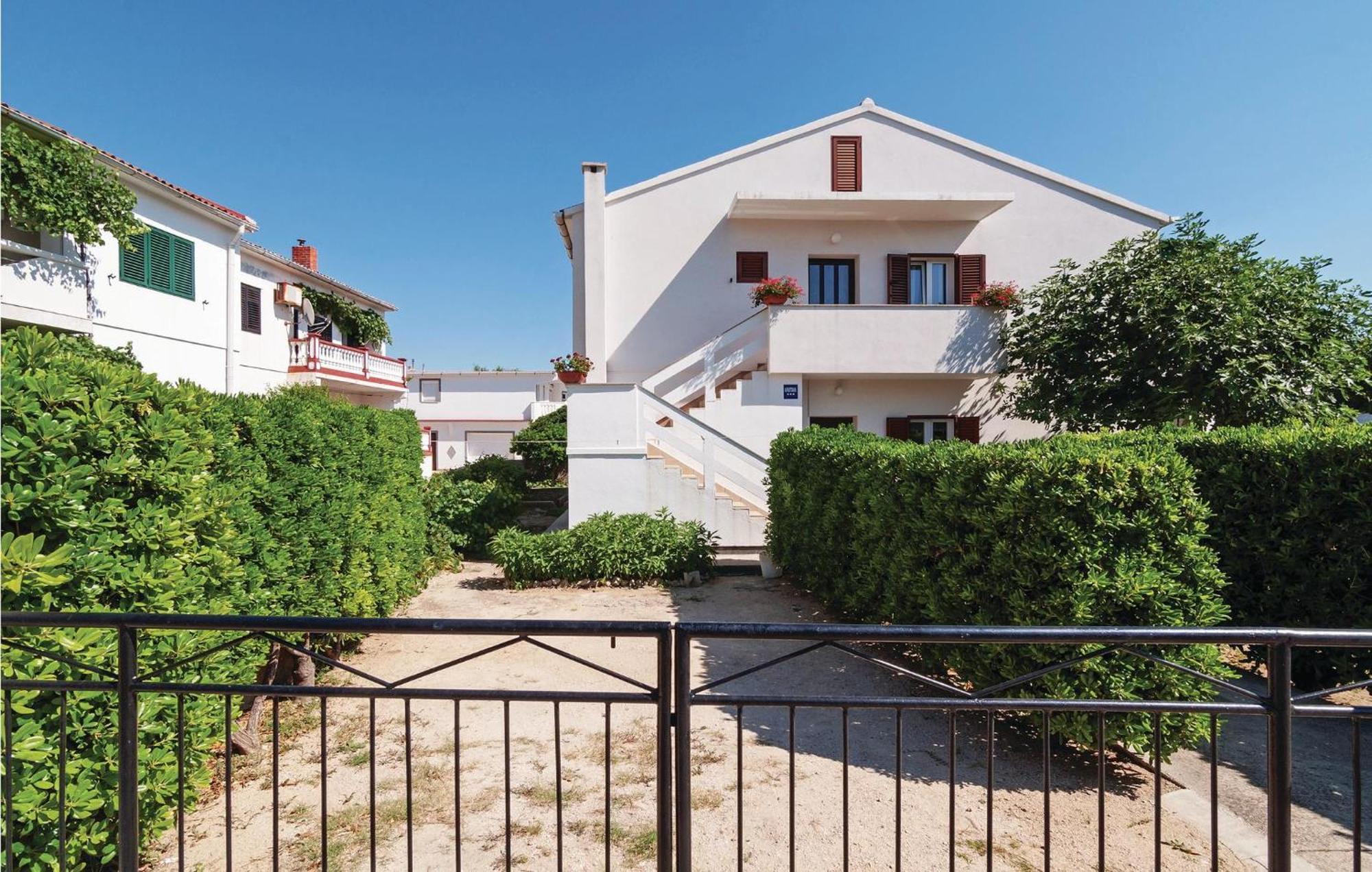 2 Bedroom Awesome Apartment In Pag Pag Town Exterior photo